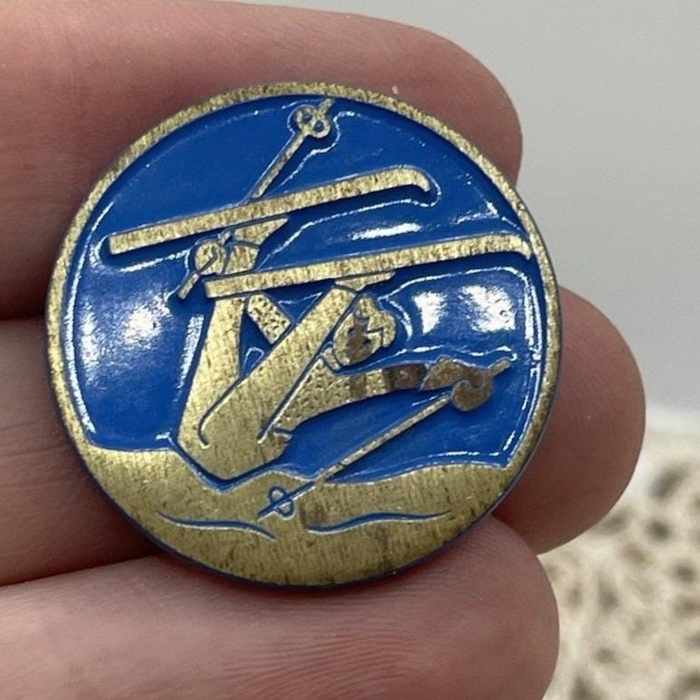 Pin VTG Skiing Collector's Huguenin Switzerland Wipe Out in Gold Tone